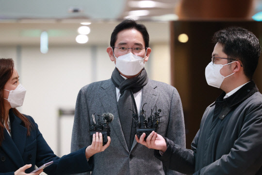 이재용(가운데) 삼성전자 부회장이 미국 출장을 마친 뒤 지난달 24일 오후 서울김포비즈니스항공센터를 통해 귀국해 취재진 질문에 답하고 있다. <연합뉴스>